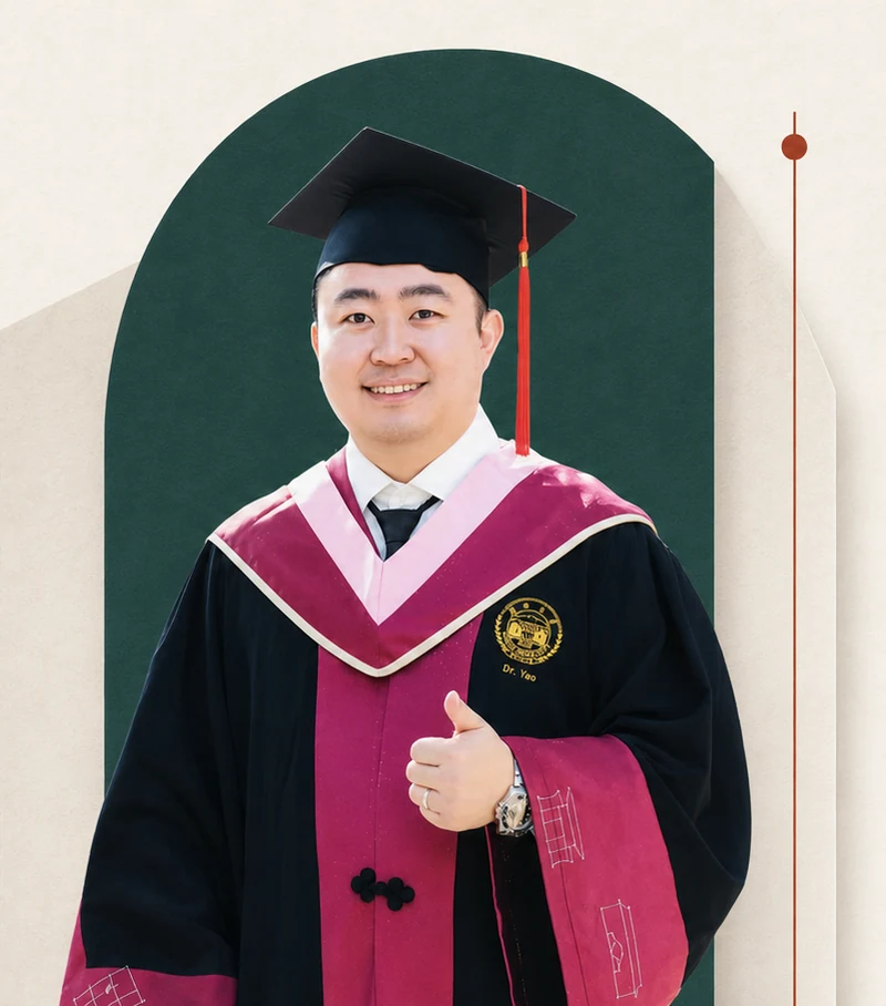 姚尧博士身着博士服手持博士学位证书