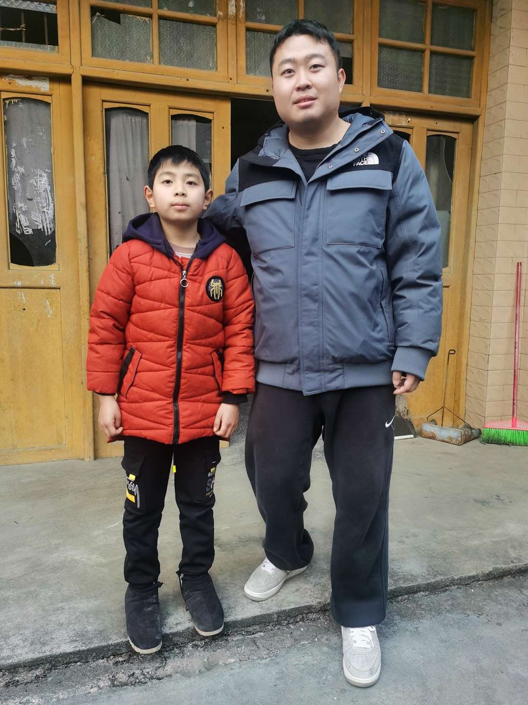 姚尧博士看望长期资助的湘西学生
